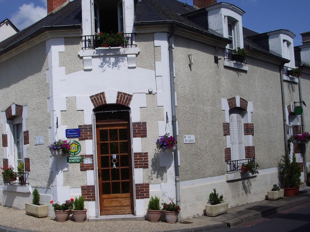 Les Glycines Plaimpied-Givaudins Exterior foto